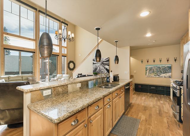 Largest Alpenglow Townhome - Hot Tub - Views - Steps to the slopes 10