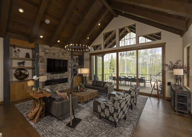 One-of-a-Kind Luxury Home - Hot Tub, Firepit, Views - 8 Min to Purg 2