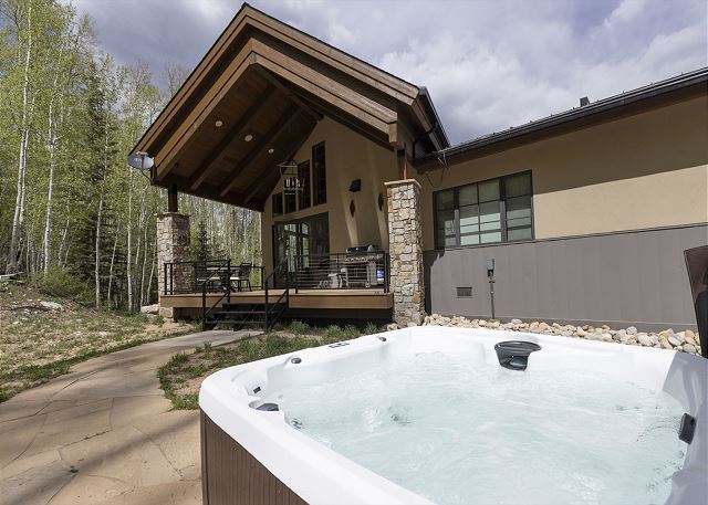 One-of-a-Kind Luxury Home - Hot Tub, Firepit, Views - 8 Min to Purg 4