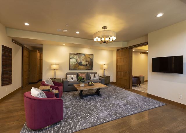 One-of-a-Kind Luxury Home - Hot Tub, Firepit, Views - 8 Min to Purg 10