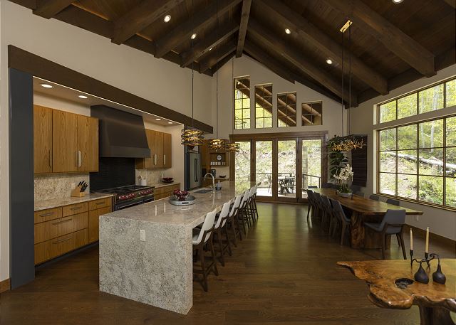 One-of-a-Kind Luxury Home - Hot Tub, Firepit, Views - 8 Min to Purg 7