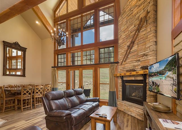 Pet Friendly Elkpoint Townhome - Ski in/Ski Out - Best Location - Arcade Game 2