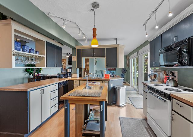 Lakefront House | Great Dock for Swimming | Water Toys & Amazing Views! 4