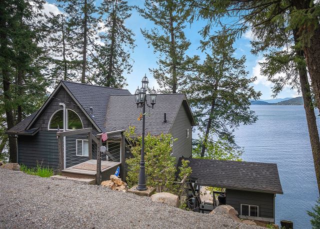 Lakefront House | Great Dock for Swimming | Water Toys & Amazing Views! 9