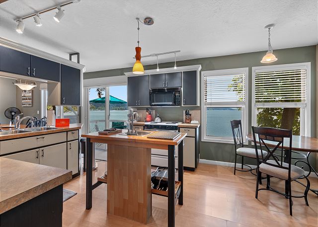 Lakefront House | Great Dock for Swimming | Water Toys & Amazing Views! 10