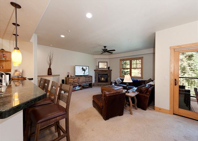 Largest Black Bear Townhome - Hot Tub - EV Charger - Ski Shuttle 5