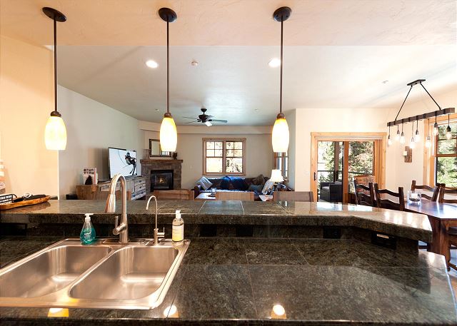 Largest Black Bear Townhome - Hot Tub - EV Charger - Ski Shuttle 9