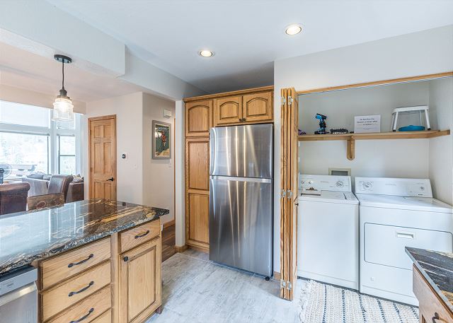 Great Views-Sleeps 8-Private Deck-Walk to Main St 7