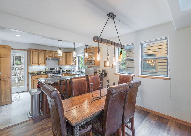 Great Views-Sleeps 8-Private Deck-Walk to Main St 4