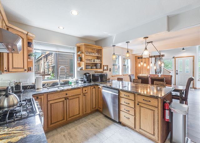 Great Views-Sleeps 8-Private Deck-Walk to Main St 6