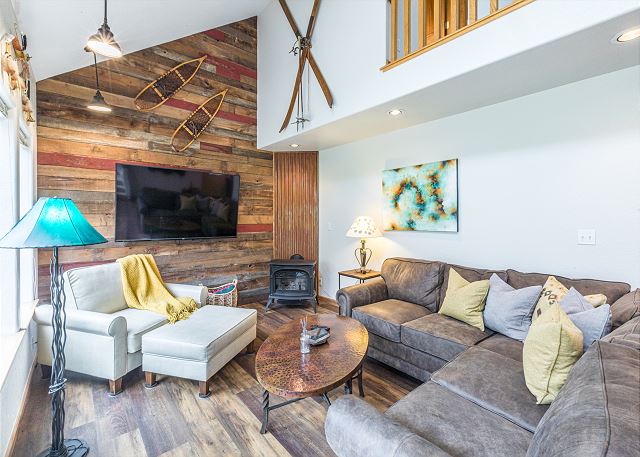 Great Views-Sleeps 8-Private Deck-Walk to Main St 2