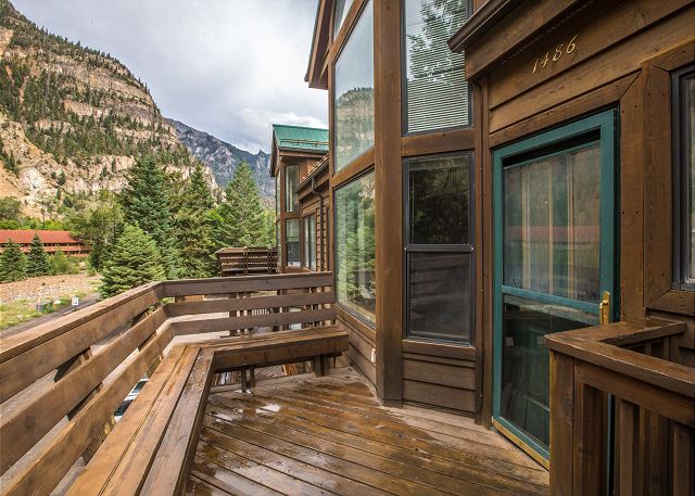 Great Views | Sleeps 8 | Private Deck | Walk to Main St 2