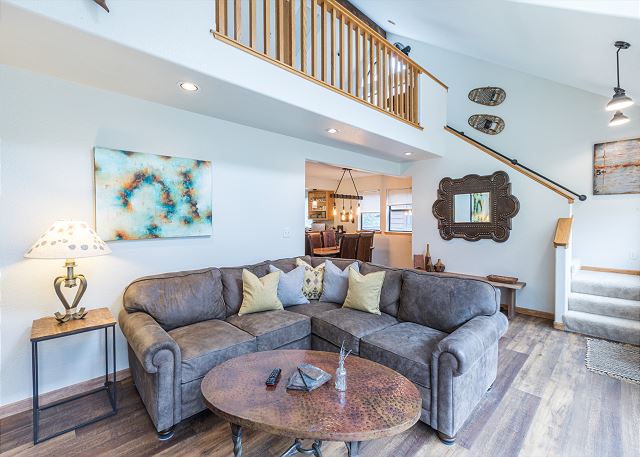 Great Views-Sleeps 8-Private Deck-Walk to Main St 3