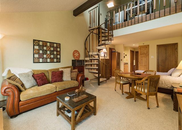 The Evergreen (#332) |10 min to Ski - A/C - Golf - Shared Pool & Hot Tub 2