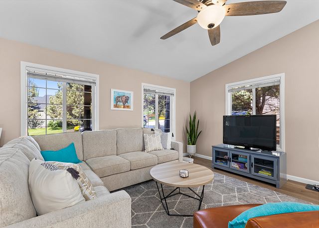 Hot Tub ~ Fireplace ~ Brand New Furnishings ~ Dog Friendly 4