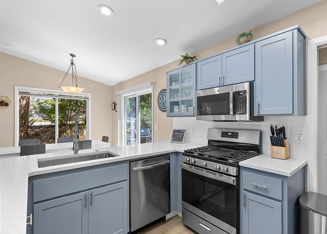 Hot Tub ~ Fireplace ~ Brand New Furnishings ~ Dog Friendly 7