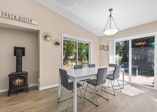 Hot Tub ~ Fireplace ~ Brand New Furnishings ~ Dog Friendly 5