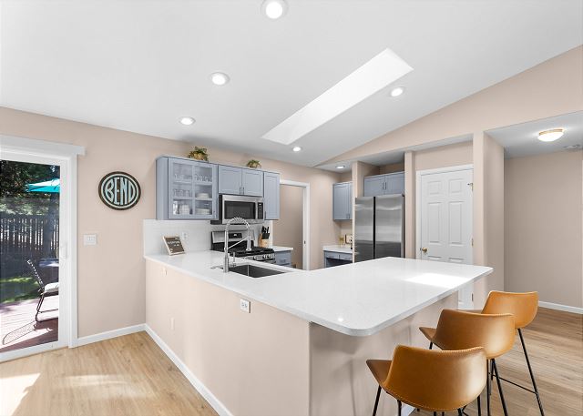 Hot Tub ~ Fireplace ~ Brand New Furnishings ~ Dog Friendly 9