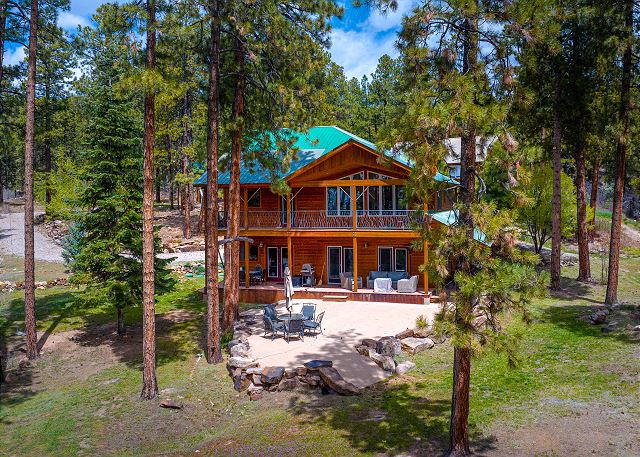 Home with Amazing Mountain Views on 8 acres - 20 Min to Dgo 2