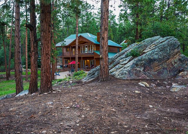 Home with Amazing Mountain Views on 8 acres - 20 Min to Dgo