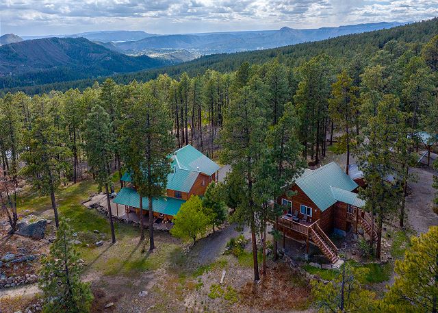 Home with Amazing Mountain Views on 8 acres - 20 Min to Dgo 3
