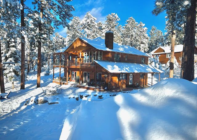 Home with Amazing Mountain Views on 8 acres - 20 Min to Dgo 8