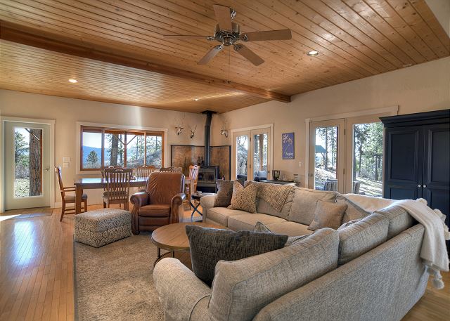 Luxury Home on 8 Acres - Fantastic Views and outdoor space - 20 Min to DGO 10