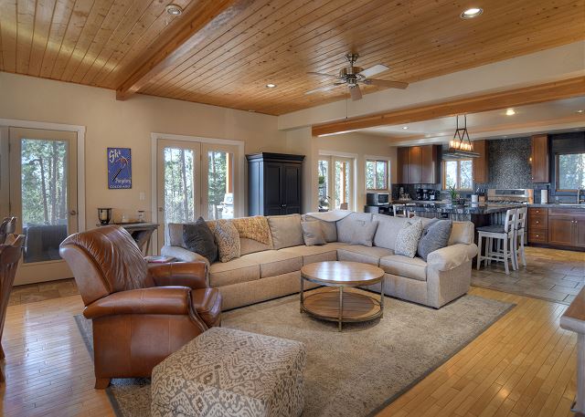 Luxury Home on 8 Acres - Fantastic Views and outdoor space - 20 Min to DGO 9