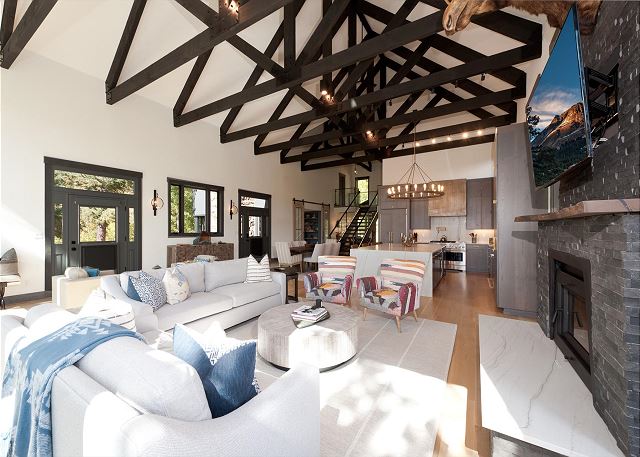 Luxury Modern Mountain Home w/ Amazing Lake & Mountain Views. 2 Miles to Purg 9