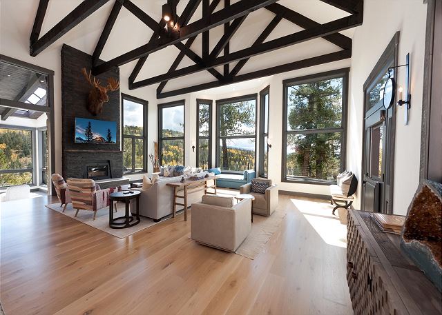 Luxury Modern Mountain Home w/ Amazing Lake & Mountain Views. 2 Miles to Purg 8