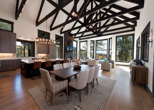 Luxury Modern Mountain Home w/ Amazing Lake & Mountain Views. 2 Miles to Purg 2