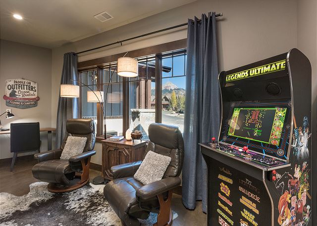 New Lake Front Home Across from Purg - Hot Tub/Fire Pit/AC/Arcade Game- Views 4