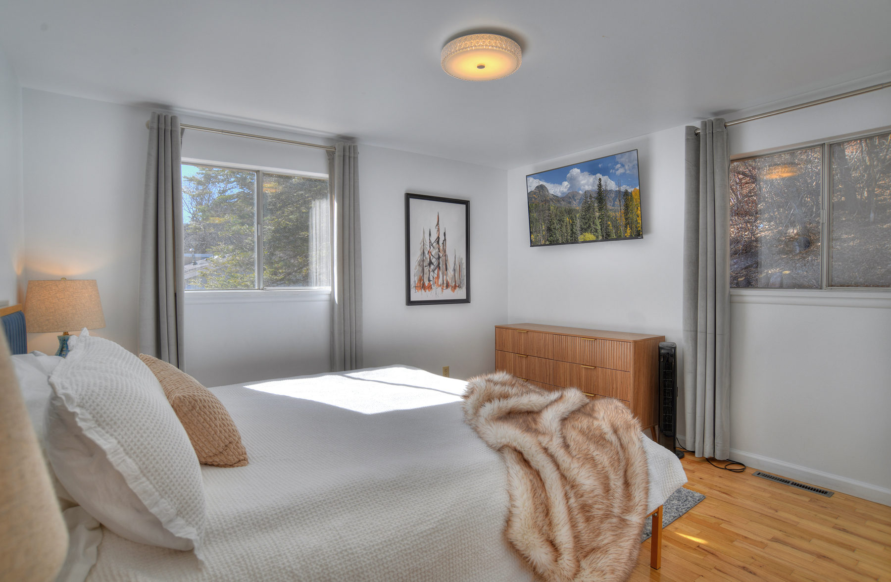 2nd Bedroom - King and TV (Upstairs)