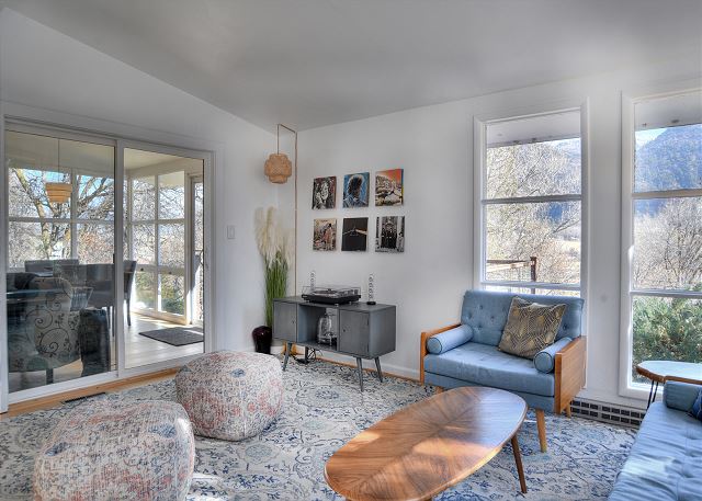 Mid Century Mountain Home on 3 acres - 10 Minutes to DGO - AC-Hot Tub-Views 9