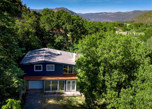 Mid Century Mountain Home on 3 acres - 10 Minutes to DGO - AC-Hot Tub-Views 8