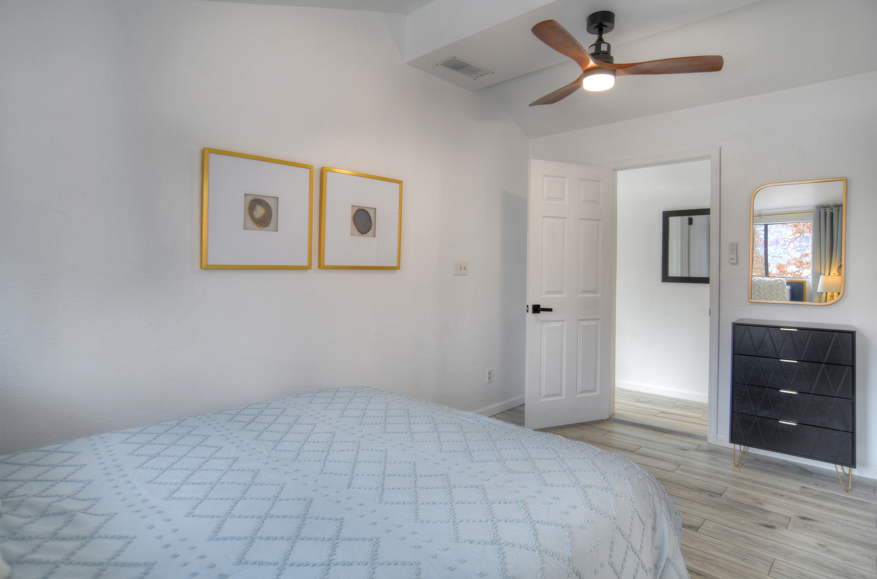 Cabin
2nd Master Bedroom - Queen (attached bathroom)