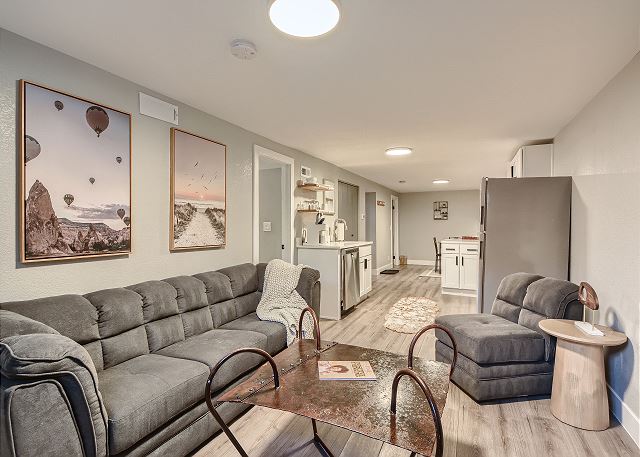 Cozy 2-bedroom basement apartment - Private yard