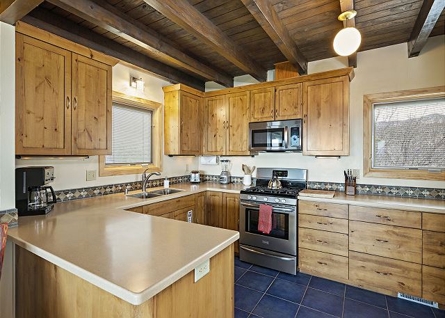 New! Eastside Overlook Retreat with Roof Top Deck - 7 Mins to Santa Fe Plaza 7