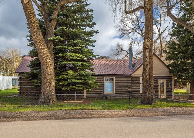 Quaint Historic Family Friendly Home - In Heart of Creede