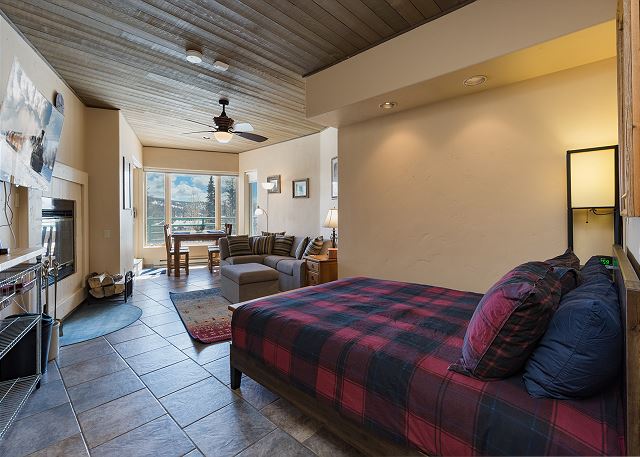 Updated Ski in/Ski Out Studio - Great Views - Deck - Affordable