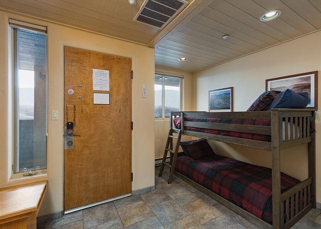 Updated Ski in/Ski Out Studio - Great Views - Deck - Affordable 9