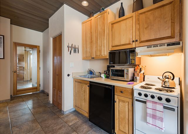 Updated Ski in/Ski Out Studio - Great Views - Deck - Affordable 7