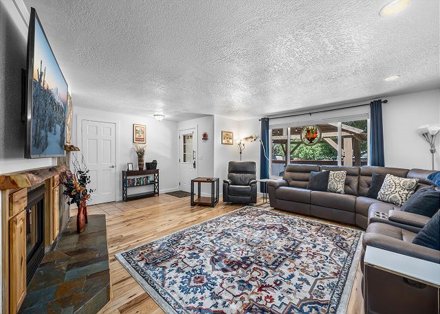 New Listing! Hot Tub ~ 2 Living Areas ~ Pet Friendly 4