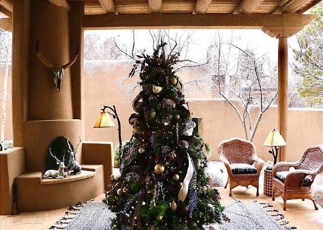 A TURNKEY SANTA FE HOLIDAY | Luxury | Hot Tub | Walk to Canyon Rd | 2 Masters 4