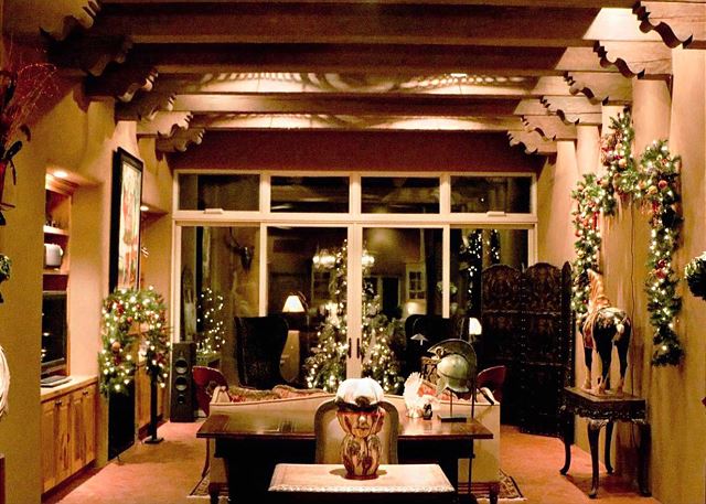 A TURNKEY SANTA FE HOLIDAY | Luxury | Hot Tub | Walk to Canyon Rd | 2 Masters 2