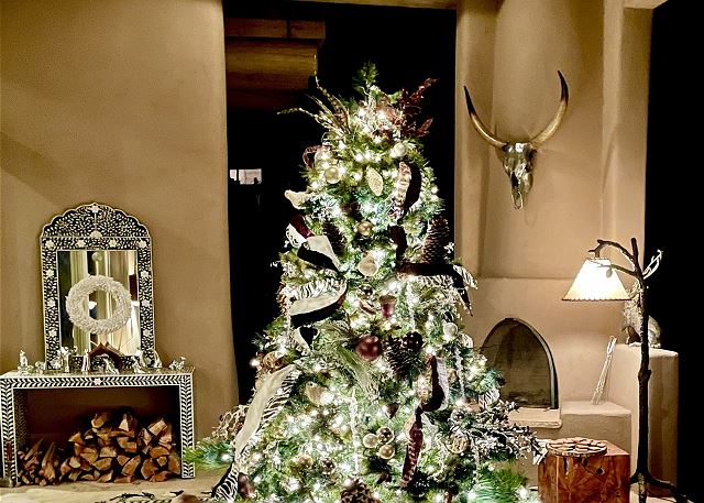 A TURNKEY SANTA FE HOLIDAY | Luxury | Hot Tub | Walk to Canyon Rd | 2 Masters 3