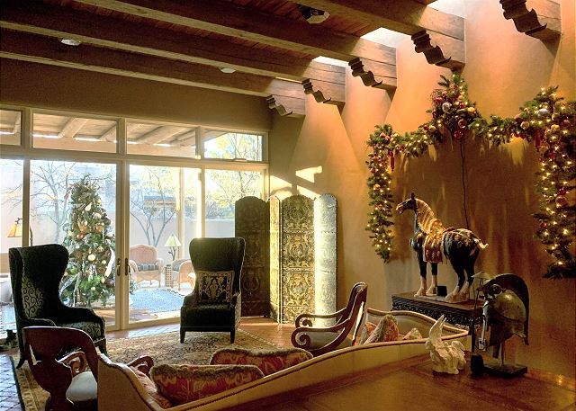A TURNKEY SANTA FE HOLIDAY | Luxury | Hot Tub | Walk to Canyon Rd | 2 Masters