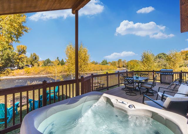 Stunning Home on Rio Grande River - Private Hot Tub - 30 min to Wolf Creek