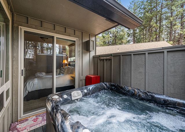 New! Hot Tub ~ Heart of Sunriver ~ Fireplace ~ Updated Home ~ SHARC passes! 6