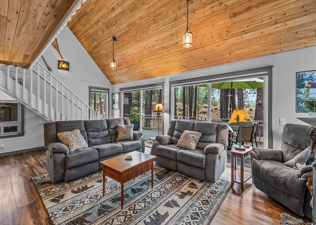 New! Hot Tub ~ Heart of Sunriver ~ Fireplace ~ Updated Home ~ SHARC passes! 3